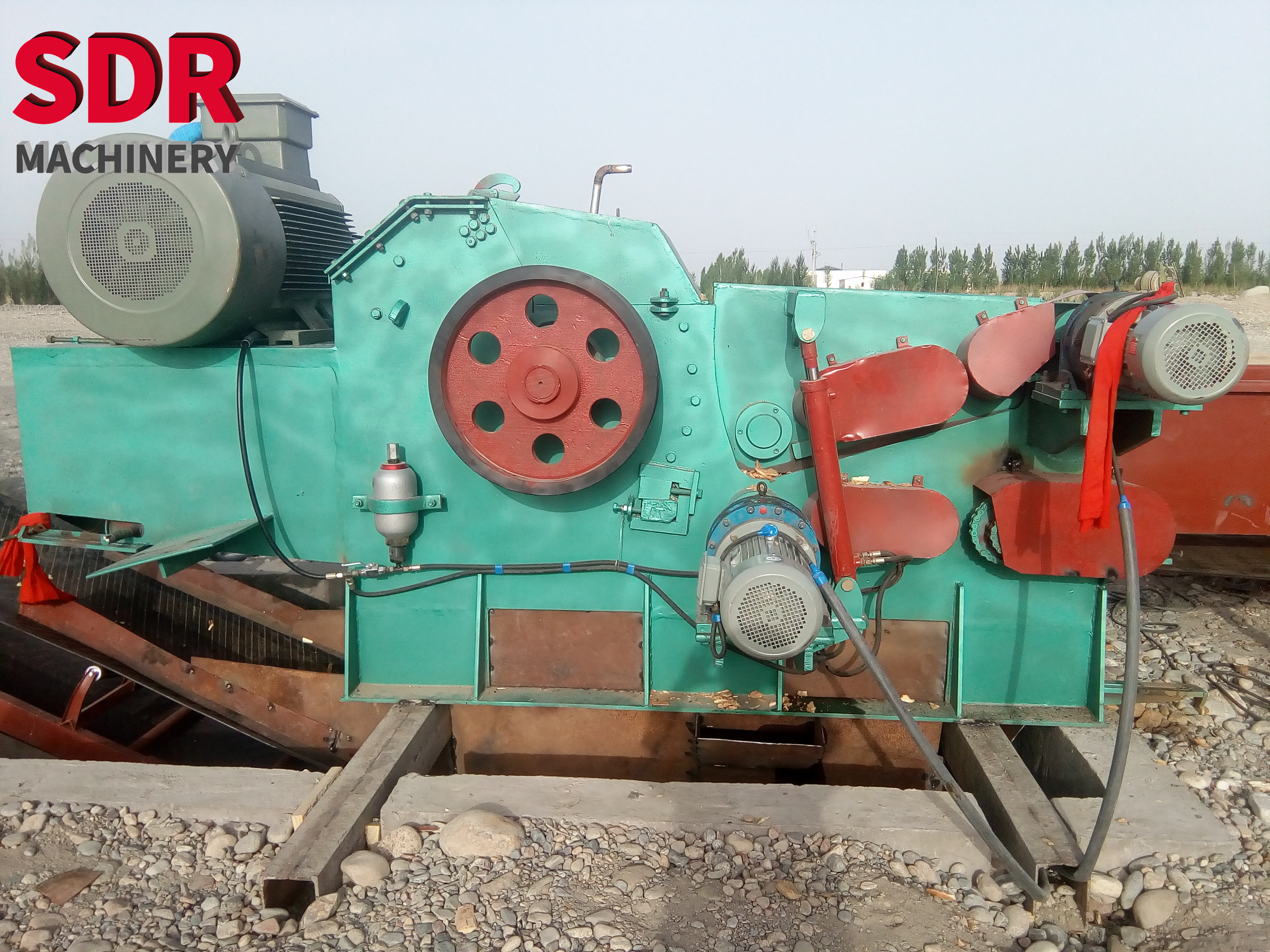 How to operate and maintain the drum wood chipper?